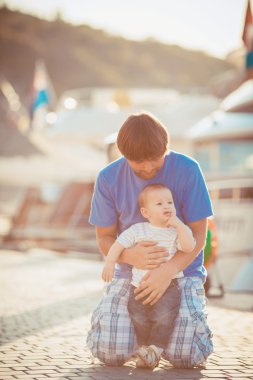 Yaz aylarında pier Yat Kulübü yakınındaki oğlu ile oynama baba. Açık