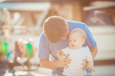 Yaz aylarında pier Yat Kulübü yakınındaki oğlu ile oynama baba. Açık