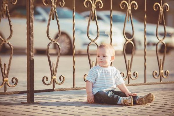 Portret van gelukkig jongetje buiten spelen op dok in de buurt van de zee — Stockfoto