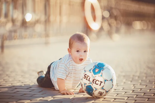 Porträt eines glücklichen kleinen Jungen, der im Freien am Dock am Meer spielt — Stockfoto