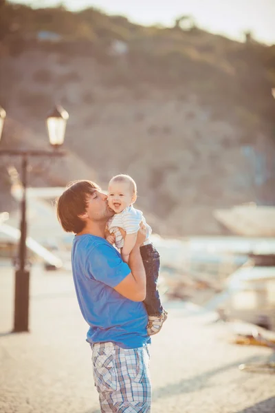 Father playing with his son on the pier near yacht club in summer. Outdoor — Stock Photo, Image