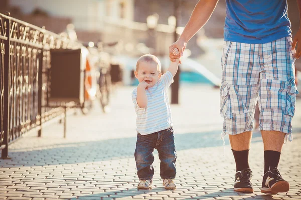 Pappa leker med sin son på pier nära yacht club i sommar. utomhus — Stockfoto