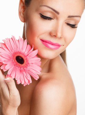 pembe daisy elinde tutan kadar parlak yapmak ile güzel bir kadın portresi
