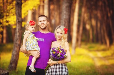 Aile yeşil Park açık havada doğum günü kutluyor