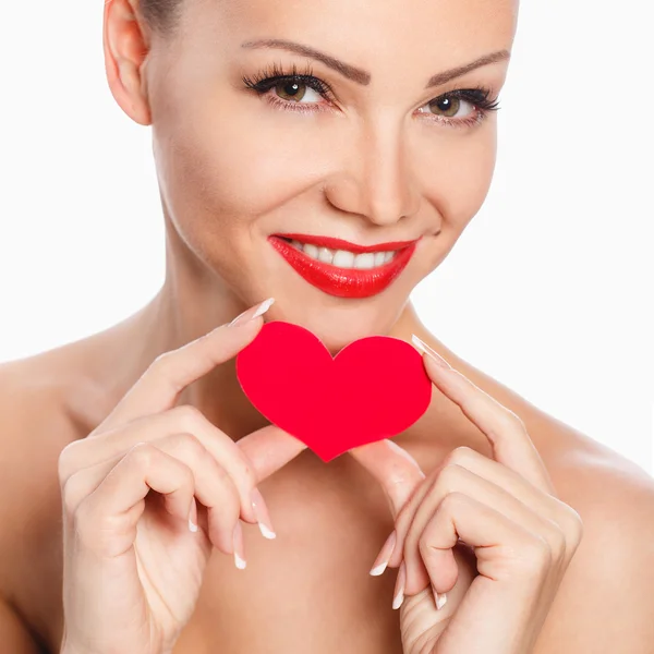 Retrato de hermosa mujer hermosa con glamour maquillaje brillante y corazón rojo en la mano — Foto de Stock