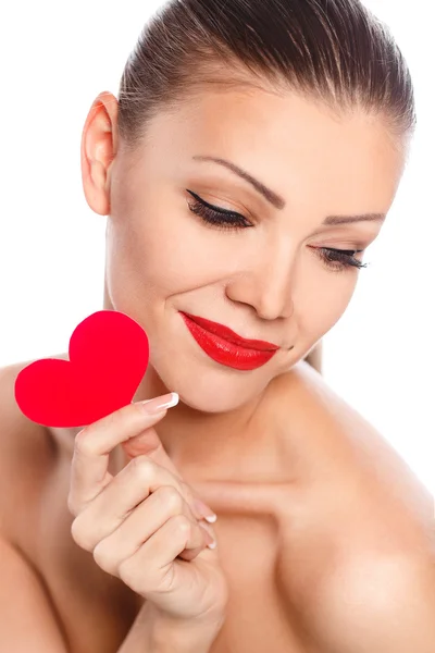 Portrait de belle femme magnifique avec un maquillage éclatant glamour et coeur rouge à la main — Photo