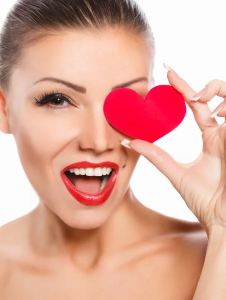 Retrato de hermosa mujer hermosa con glamour maquillaje brillante y corazón rojo en la mano —  Fotos de Stock