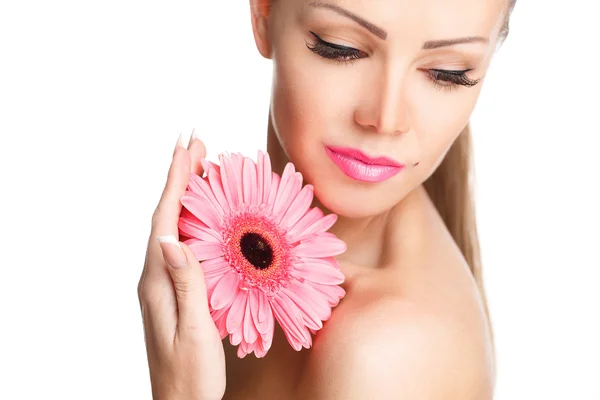 Portrait of beautiful woman with bright make up holding pink daisy in hands — Stock Photo, Image