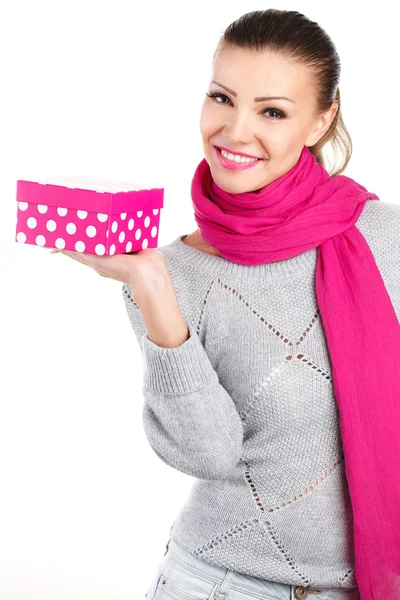 Portrait of cute young woman holding gift box in her hand — Stock Photo, Image