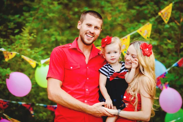 Familie vieren verjaardagspartij in groen park buiten — Stockfoto