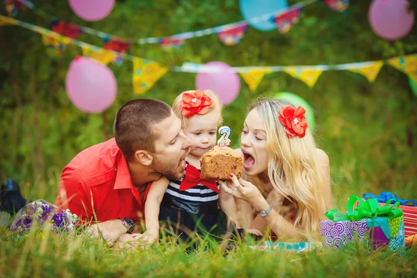 Familia celebrando fiesta de cumpleaños en el parque verde al aire libre — Foto de Stock