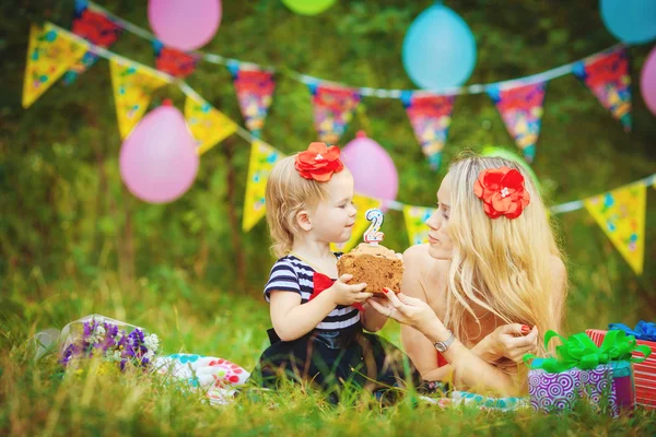 Schöne junge Mutter und ihre Tochter im Park — Stockfoto