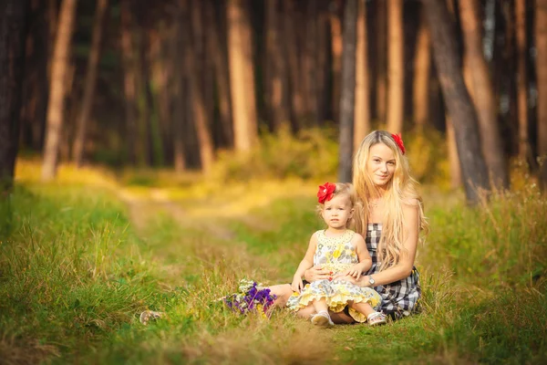 Bella giovane madre e sua figlia nel parco — Foto Stock