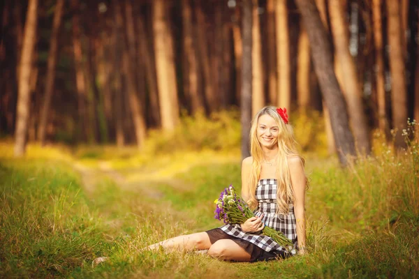 Schöne glückliche weibliche Nahaufnahme Porträt, Natur genießen, Sommerfreizeitkonzept — Stockfoto