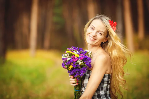 Lovely happy female closeup portrait, apreciando a natureza, conceito de lazer verão — Fotografia de Stock