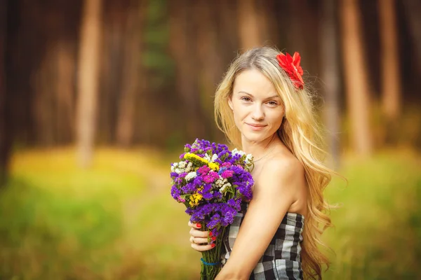 Lovely happy female closeup portrait, apreciando a natureza, conceito de lazer verão — Fotografia de Stock