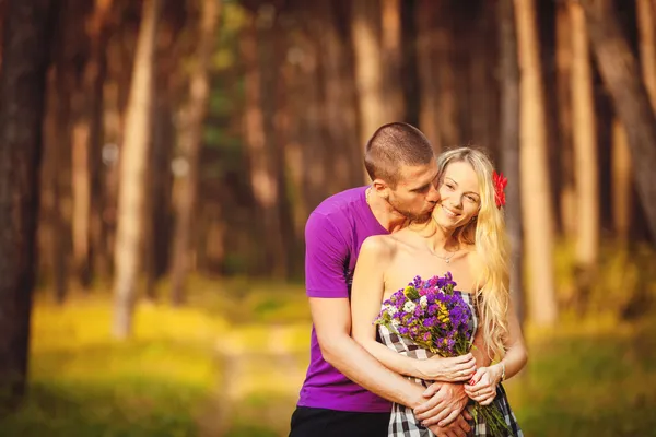 Gelukkig jong stel verliefd in het park. — Stockfoto