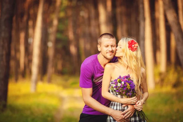 Feliz joven pareja enamorada en el parque. — Foto de Stock