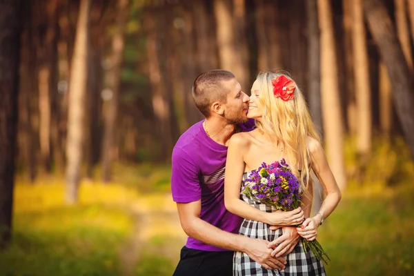 Gelukkig jong stel verliefd in het park. — Stockfoto