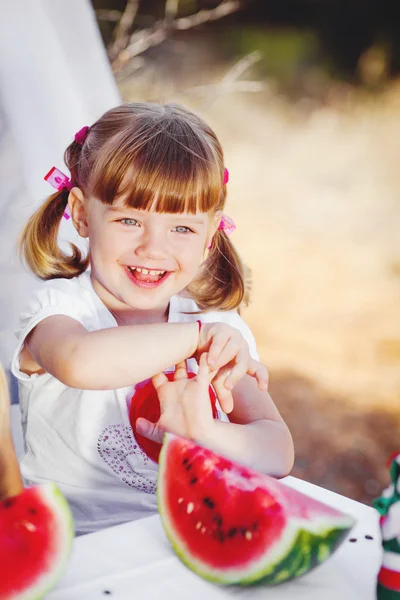 Cute dziewczynka gra w lato park. odkryty — Zdjęcie stockowe