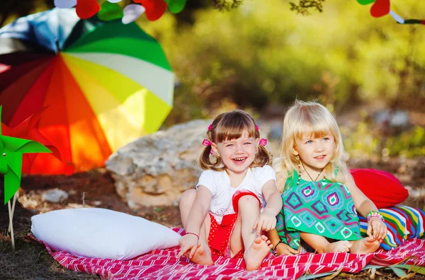 Lindos niños felices jugando en primavera archivado — Foto de Stock