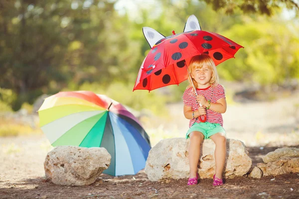 Schattig klein meisje spelen met watermeloenen in zomer park buiten — Stockfoto