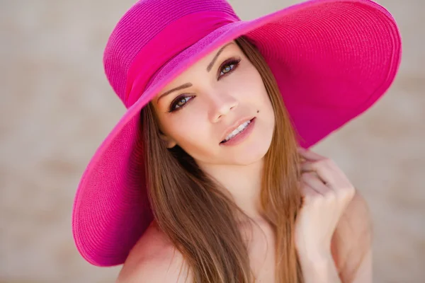 Hermosa joven morena en el prado con flores blancas en un cálido día de verano —  Fotos de Stock