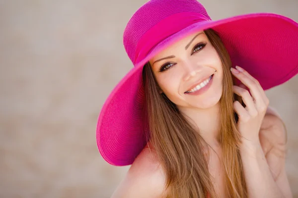 Mulher morena jovem bonita no prado com flores brancas em um dia quente de verão — Fotografia de Stock