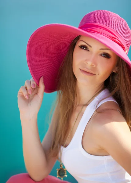 Mooie jonge brunette vrouw op de weide met witte bloemen op een warme zomerdag — Stockfoto