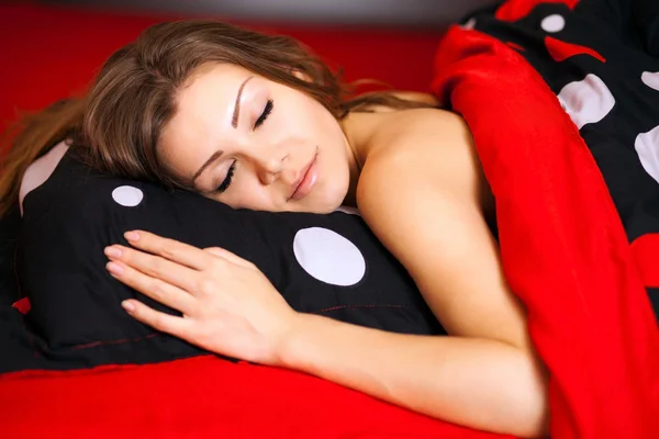 Imagen de una mujer encantadora con almohada en la cama — Foto de Stock