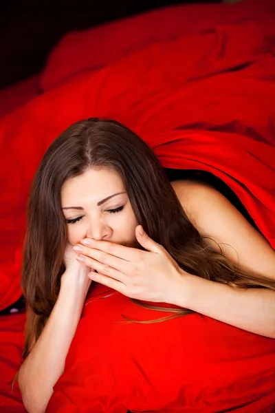 Zdjęcie piękne kobiety z poduszką w łóżku — Zdjęcie stockowe