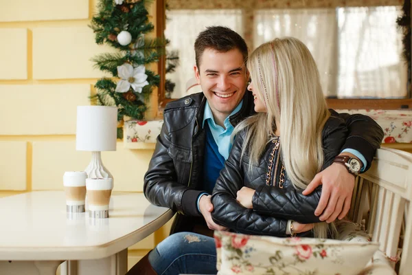 Romantiska unga par embracing och ha roligt inomhus — Stockfoto