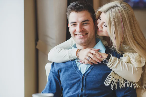 Romántica pareja joven Abrazando y divirtiéndose indoor —  Fotos de Stock