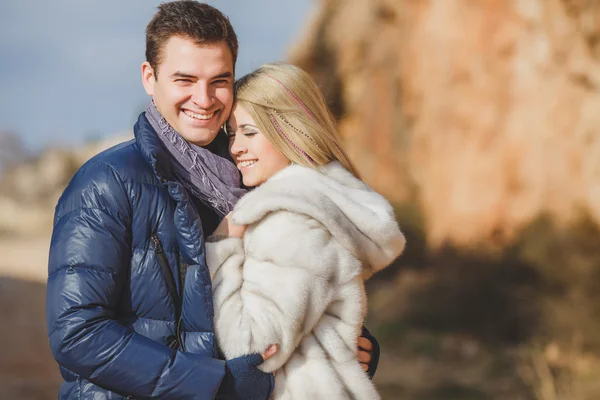 Portrait of a beautiful young couple on a background of mountain scenery — Stock Photo, Image