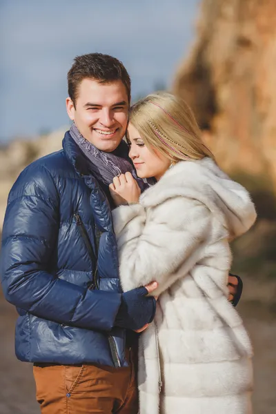 Retrato de una hermosa pareja joven sobre un fondo de paisajes de montaña —  Fotos de Stock