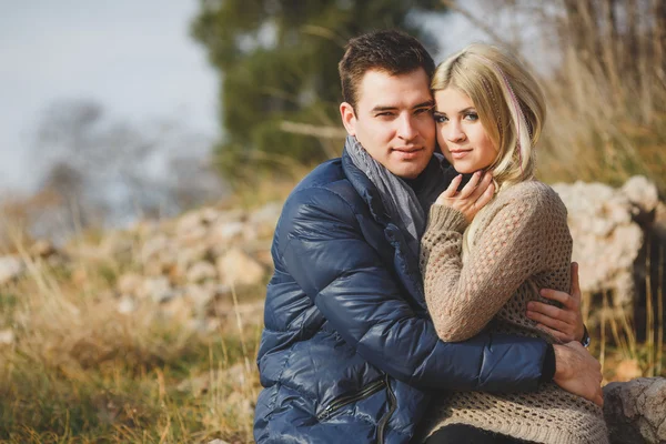 Porträtt av ett vackert ungt par på en bakgrund av bergslandskapet — Stockfoto
