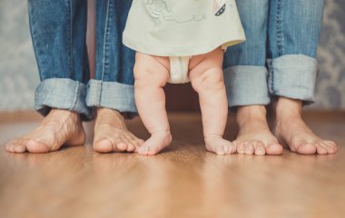 kapalı yürümeyi anne öğretim bebek portre portre