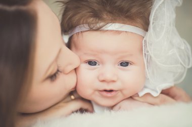 Şirin Bebek kız kapalı ile oynarken annesi