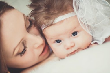 Şirin Bebek kız kapalı ile oynarken annesi