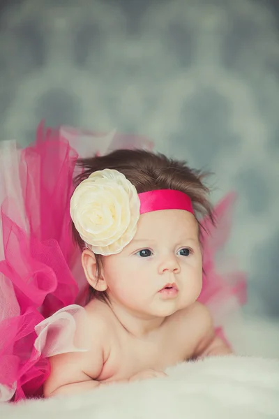 Portret van zeer lief klein babymeisje — Stockfoto