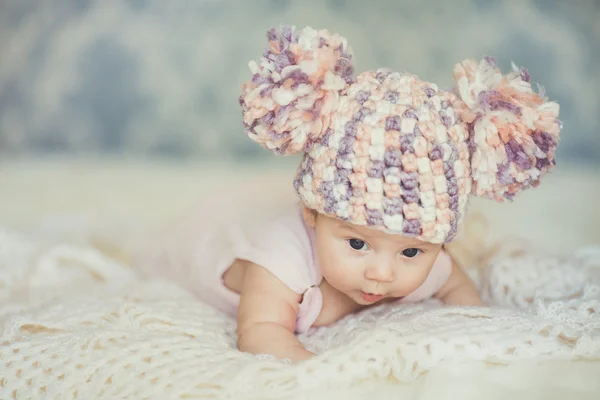 Linda niña recién nacida en gorra de punto con bubónica — Foto de Stock