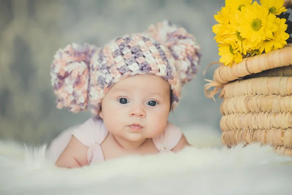Söt newborn baby flicka i Stickad mössa med bubonic — Stockfoto
