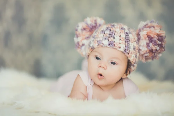 Menina recém-nascido bonito em boné de malha com bubônico — Fotografia de Stock
