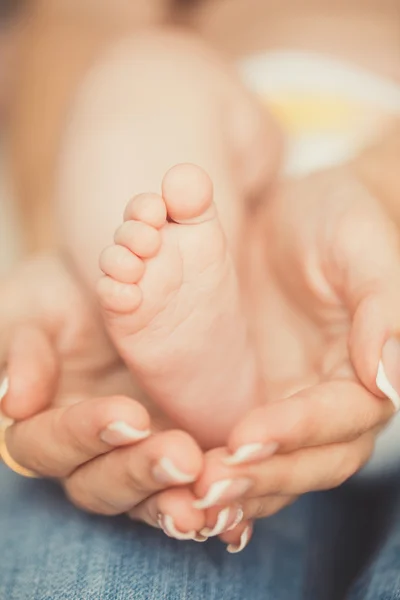 Mãos de bebê e pés e mãos Mãe — Fotografia de Stock