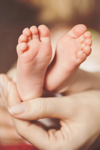 Bebek el ve ayak ve el anne — Stok fotoğraf