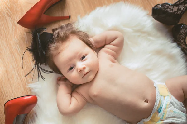 Niedliches kleines Mädchen spielt mit Spielzeug im Zimmer — Stockfoto