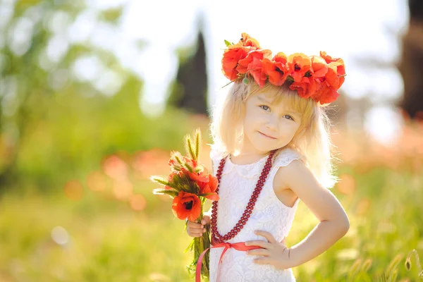 Roztomilé dítě dívka v makové pole — Stock fotografie
