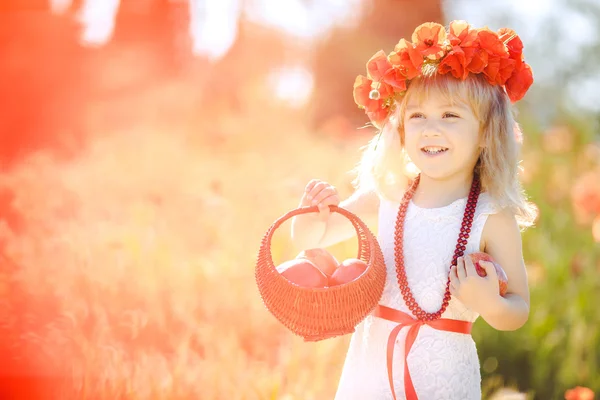 Słodkie dziecko dziewczyna w polu maku — Zdjęcie stockowe