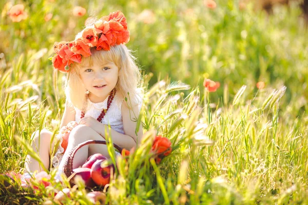 Roztomilé dítě dívka v makové pole — Stock fotografie