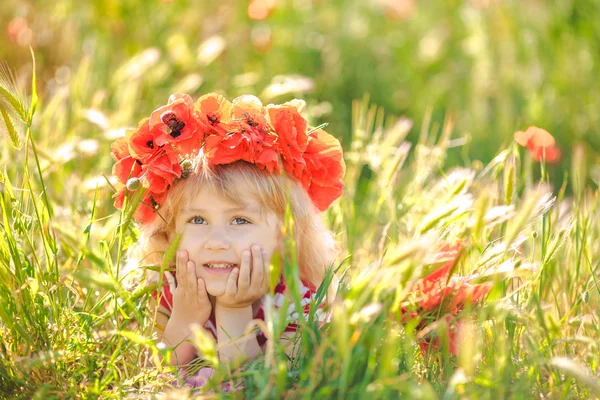 Aranyos kislány a mák mezőn — Stock Fotó